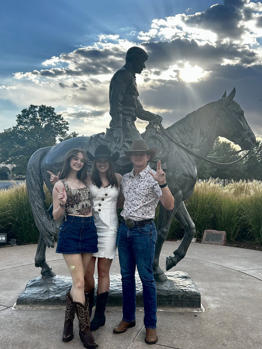 laineywldhorses's tweet photo. Hang tight honey, the #CountrysCoolAgainTour is back in full swing as our girl took over Lubbock, TX last night! https://t.co/jLHtEudCua
