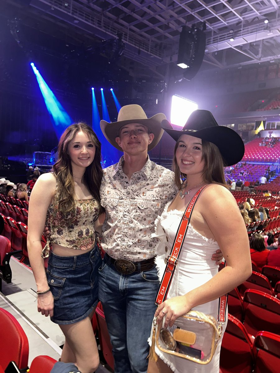 laineywldhorses's tweet photo. Hang tight honey, the #CountrysCoolAgainTour is back in full swing as our girl took over Lubbock, TX last night! https://t.co/jLHtEudCua