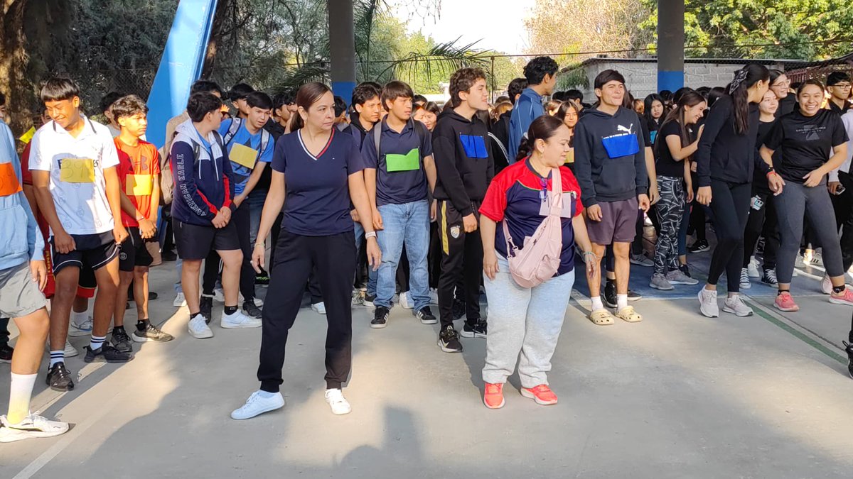 Noticierosrv's tweet photo. En el marco del 40 aniversario de fundación del COBACH 05 en CDFDZ, alumnos y maestros participaron de una mañana de actividad física.

Los estudiantes realizaron la tradicional carrera atlética con salida en el plantel y meta frente a la alcaldía del municipio https://t.co/JJyBrX3G8L