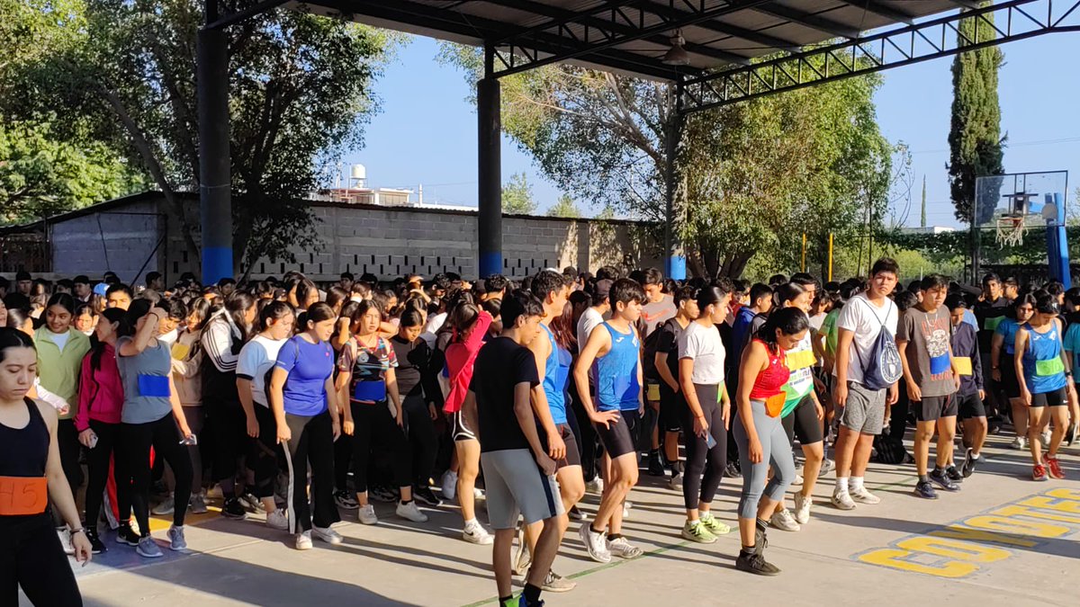 Noticierosrv's tweet photo. En el marco del 40 aniversario de fundación del COBACH 05 en CDFDZ, alumnos y maestros participaron de una mañana de actividad física.

Los estudiantes realizaron la tradicional carrera atlética con salida en el plantel y meta frente a la alcaldía del municipio https://t.co/JJyBrX3G8L