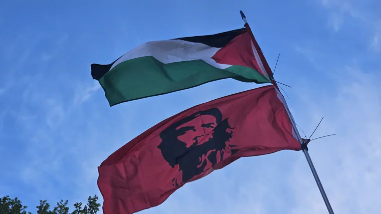 HumbertoTumini's tweet photo. En los cinco continentes que simboliza tu estrella, mientras haya hombres y mujeres que desafían, rebeldes, el orden imperial de ricos y poderosos, y luchan sin descanso, valerosos, por un mundo mejor, mas justo y de iguales, siempre estarás presente Ernesto querido https://t.co/BRCPdVY8b5