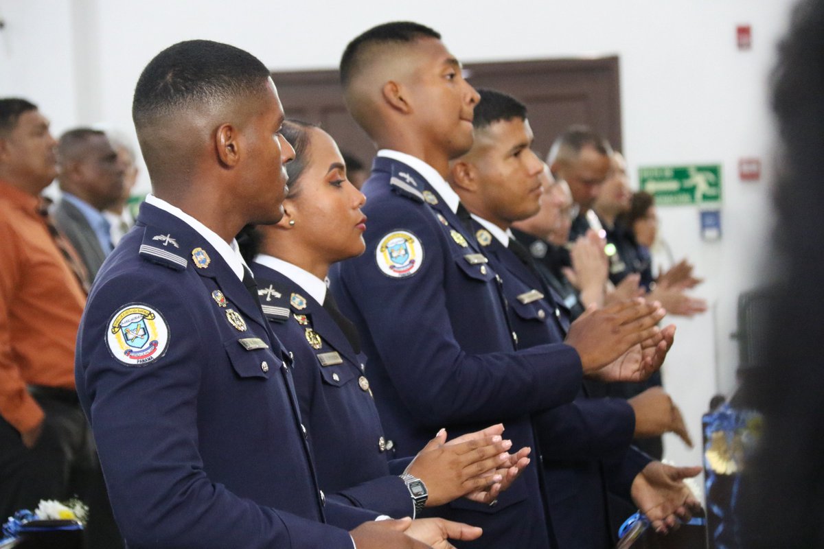 policiadepanama's tweet photo. Con una emotiva ceremonia eucarística, se realiza la bendición de anillos de graduación de la "XXIV Promoción General Victoriano Lorenzo", de la Escuela de Oficiales de Policía Dr. Justo Arosemena #ESOPOL. https://t.co/5vZiAxK7ZN