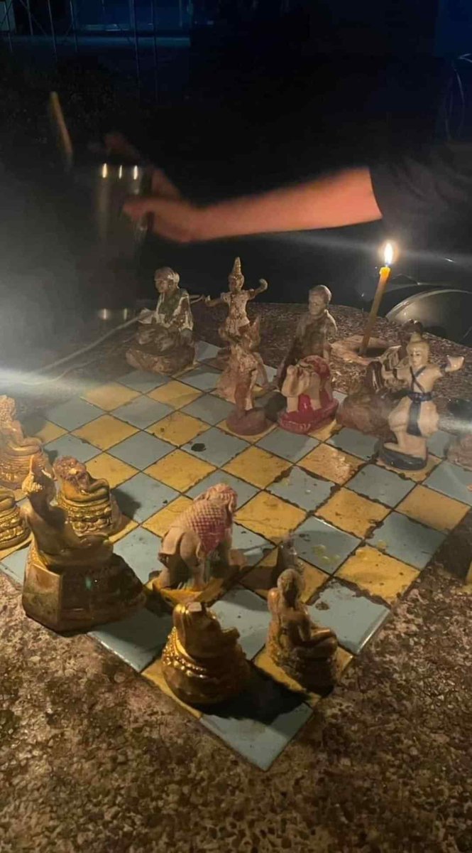 Dark_Buche's tweet image. นี่ใช่ชุด หมากรุกเวทมนต์ ที่แฮร์รี่กับรอนชอบเล่นกันรึเปล่านะ