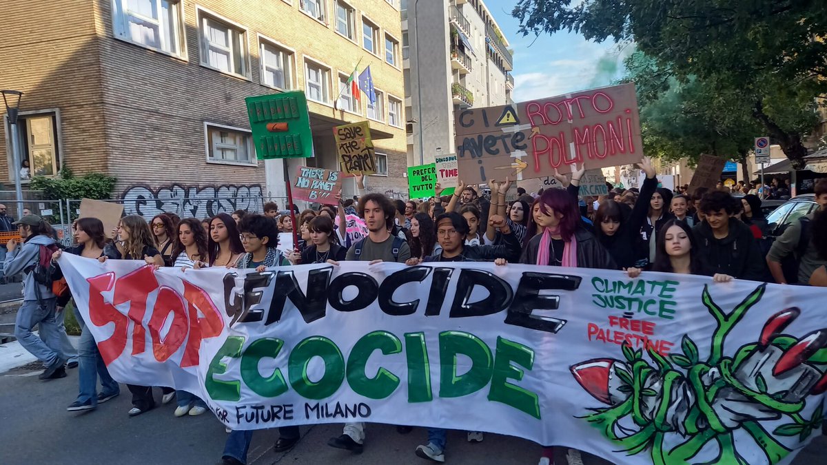Pressenza_it's tweet image. Sciopero per il #Clima a Milano con Greta Thunberg: stop genocide and ecocide #ClimateStrike #FridaysForFuture #GiustiziaClimatica #GretaThunberg #Palestina pressenza.com/it/2024/10/sci…