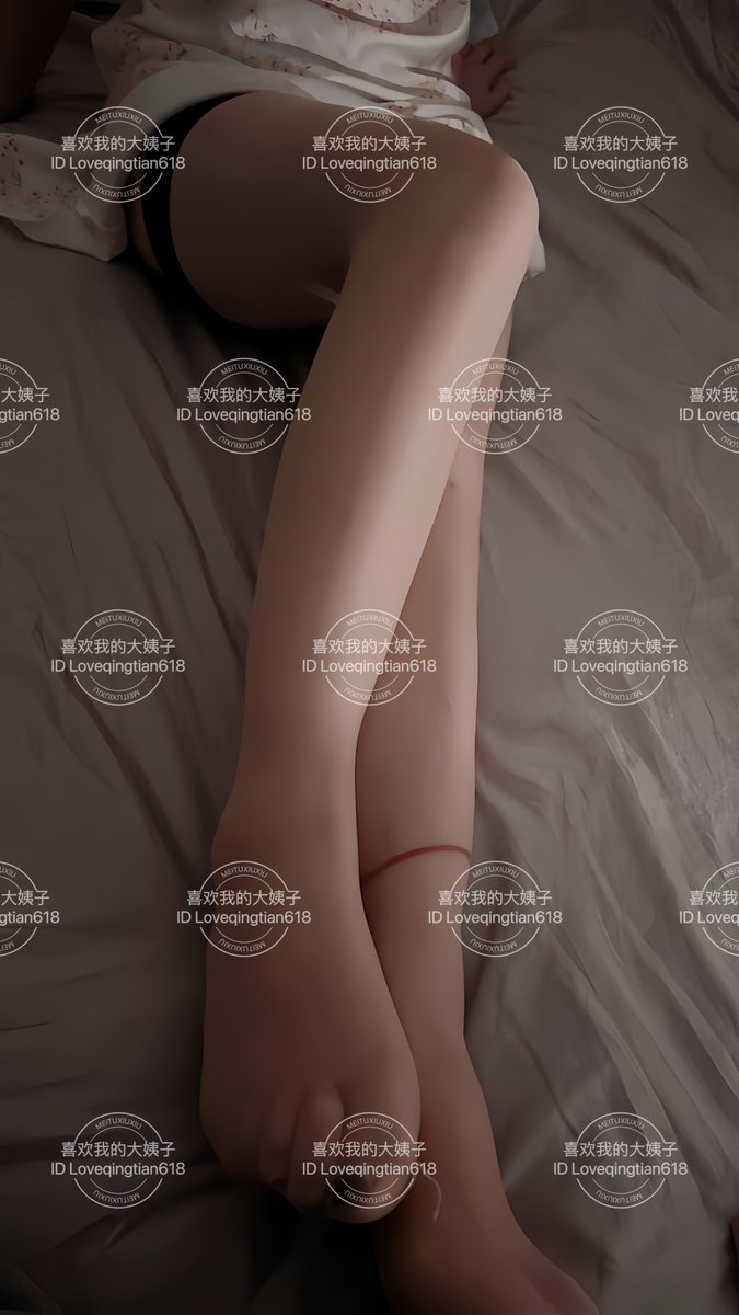 给大姐穿上特意买的丝袜，就放在房间柜子里面的，大姐在床上特别迎合我，对，就是迎合这个词，含辞未吐，气若幽兰
华容婀娜，令我忘餐
这双丝，这双脚丫，这片阴唇，朱唇一颗点樱桃
如果我不去吃，不去舔，倒显的我不解风情了 https://t.co/Mz3DOLs2BY