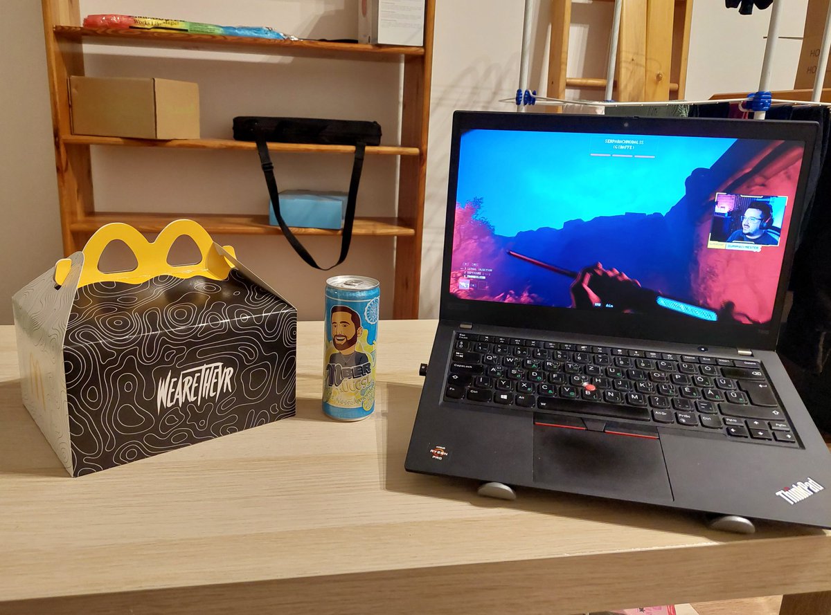 pappewa's tweet photo. Legjobb ünneplése a beköltözésnek! 
😎😁🥳🤩
@thevrpisti @thevrjani @nessajkek https://t.co/RxhUfk4kt6