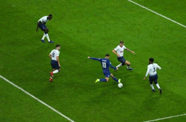 ML_cfc10's tweet image. " كالعقرب ، يراقص جميع من تحداه ، حتى أدرك الجميع أن الكرة جُعِلت لتكون بين أقدام إيدين هازارد .

فالعين تنجذب لكل ماهو جميل ، لذلك العين تنجذب لهازارد ❤️..