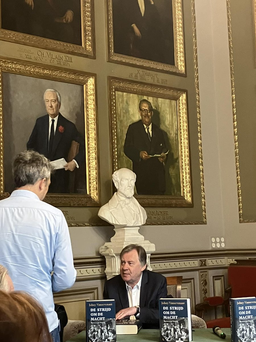 Er komt een derde druk van mijn boek 'De strijd om de macht - Mijn leven in de  Wetstraat' over mijn ruim 35 jaar als politiek verslaggever voor de  radio. Het boek staat ook al voor de tweede week op rij in de top10 non fictie van De Standaard Boekhandel. 944 p, 44,99 euro.