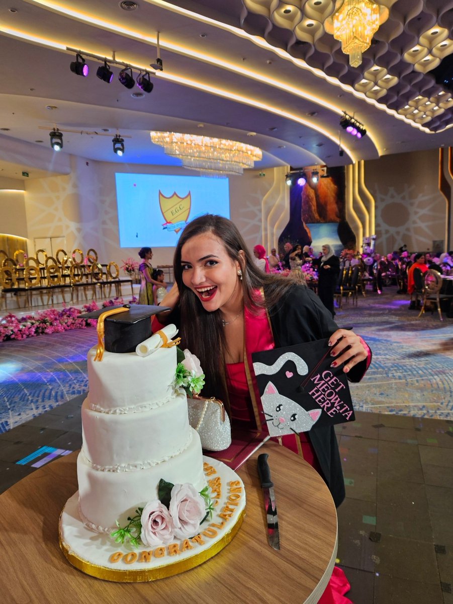 ____Lojain____'s tweet photo. What's more important in a graduation ceremony than the cake?? https://t.co/85OR7qNjUz