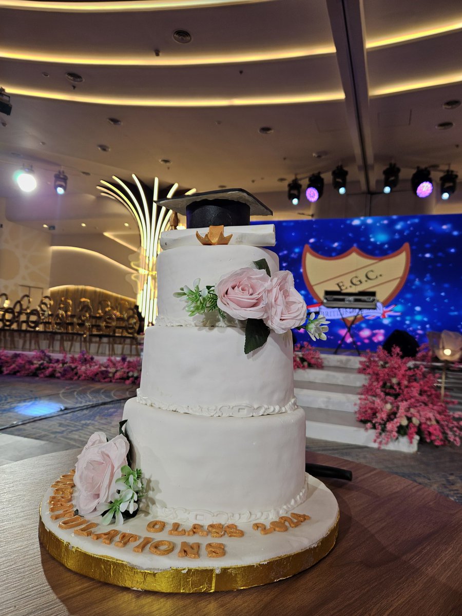 ____Lojain____'s tweet photo. What's more important in a graduation ceremony than the cake?? https://t.co/85OR7qNjUz