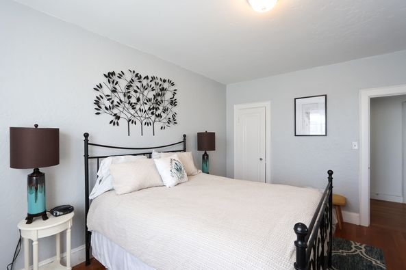 STARSofBoston's tweet photo. 🌟  Spacious 1BR corner unit in a quiet elevator building! Features  hardwood floors, high ceilings, &amp; a common roof deck. Renovated  kitchen with granite countertops, gas stove, &amp; dishwasher. AC in  every room. $4000/month. Inquiries: hello@starsofboston.com. #BostonRentals 🏡✨ https://t.co/qJqs3Ak12r