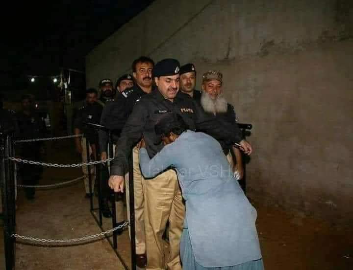 آج پختون قومی جرگہ میں ایک شخص پولیس کی تلاشی لیتے ہوے 😅