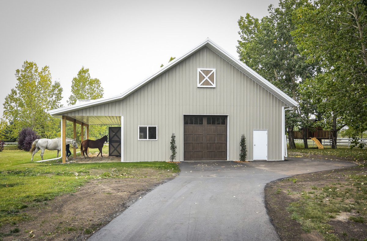 Remuda_Building's tweet photo. Build your perfect horse barn with #Remuda! Create a comfortable shelter for your horses while designing a functional space that simplifies care. Explore options like viewing areas, tack rooms, custom doors, &amp; kick wall siding. Ready to start your project? Contact us today! https://t.co/4Km7XcqzbB