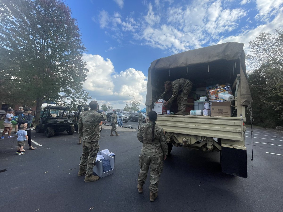 NCNationalGuard's tweet photo. 30th ABCT and 113th SB Soldiers have worked with Baptists on Mission for meal preparation, the Red Cross for delivery, and the Salvation Army for food supply. Together, they have delivered 8,000 to 10,000 meals daily to those in need!

#Helene

📸: Sgt. Aimee Trinidad https://t.co/KKjtpsAM74