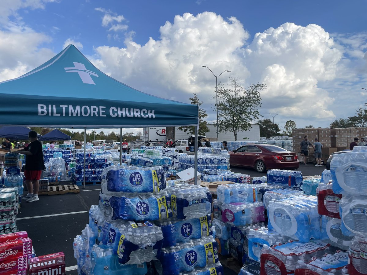 NCNationalGuard's tweet photo. 30th ABCT and 113th SB Soldiers have worked with Baptists on Mission for meal preparation, the Red Cross for delivery, and the Salvation Army for food supply. Together, they have delivered 8,000 to 10,000 meals daily to those in need!

#Helene

📸: Sgt. Aimee Trinidad https://t.co/KKjtpsAM74