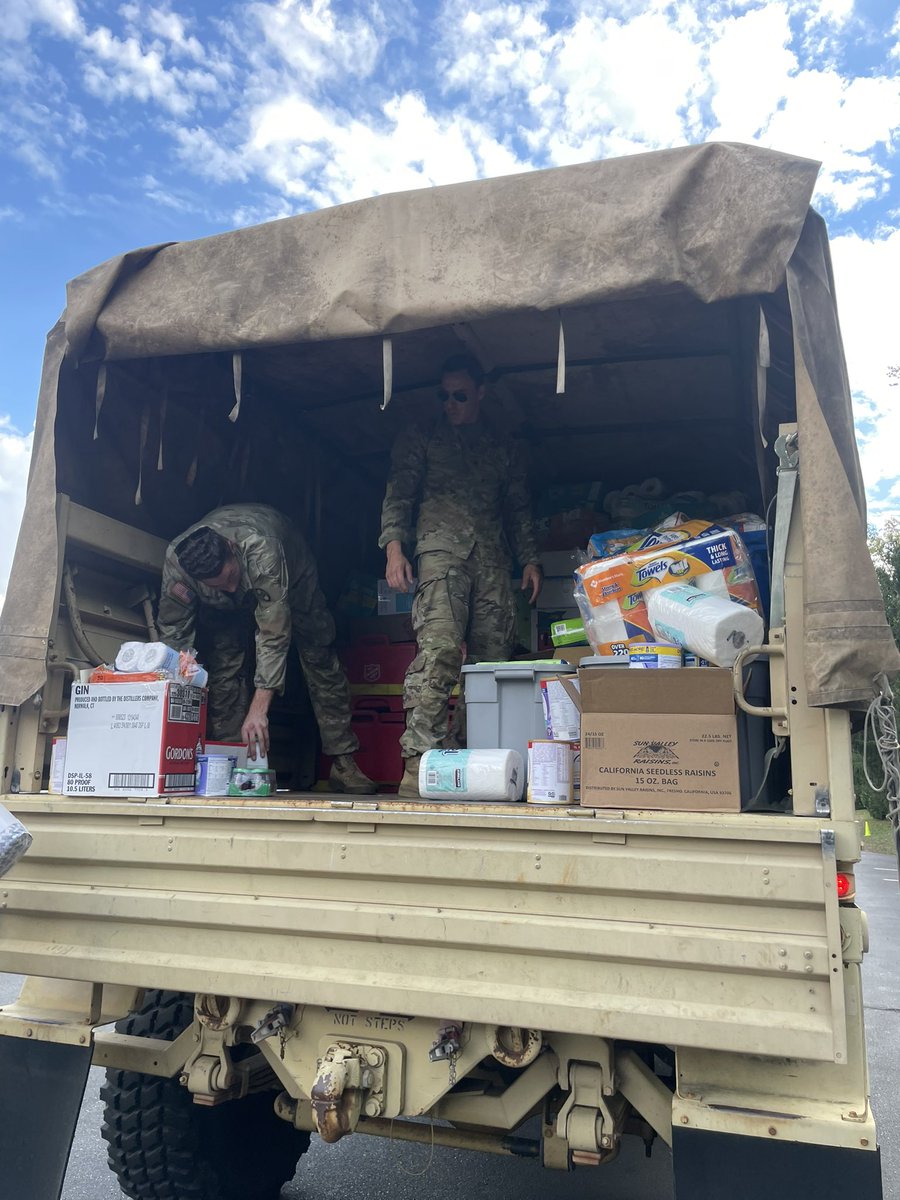 NCNationalGuard's tweet photo. 30th ABCT and 113th SB Soldiers have worked with Baptists on Mission for meal preparation, the Red Cross for delivery, and the Salvation Army for food supply. Together, they have delivered 8,000 to 10,000 meals daily to those in need!

#Helene

📸: Sgt. Aimee Trinidad https://t.co/KKjtpsAM74