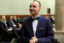 ‼️Mikołaj Pawlak w sprawie dotyczącej przemocy domowej bez wiedzy i zgody prokuratora skopiował akta sprawy i ujawnił je osobie podejrzewanej 
Przypomnę iż nominował go Duda 🙃