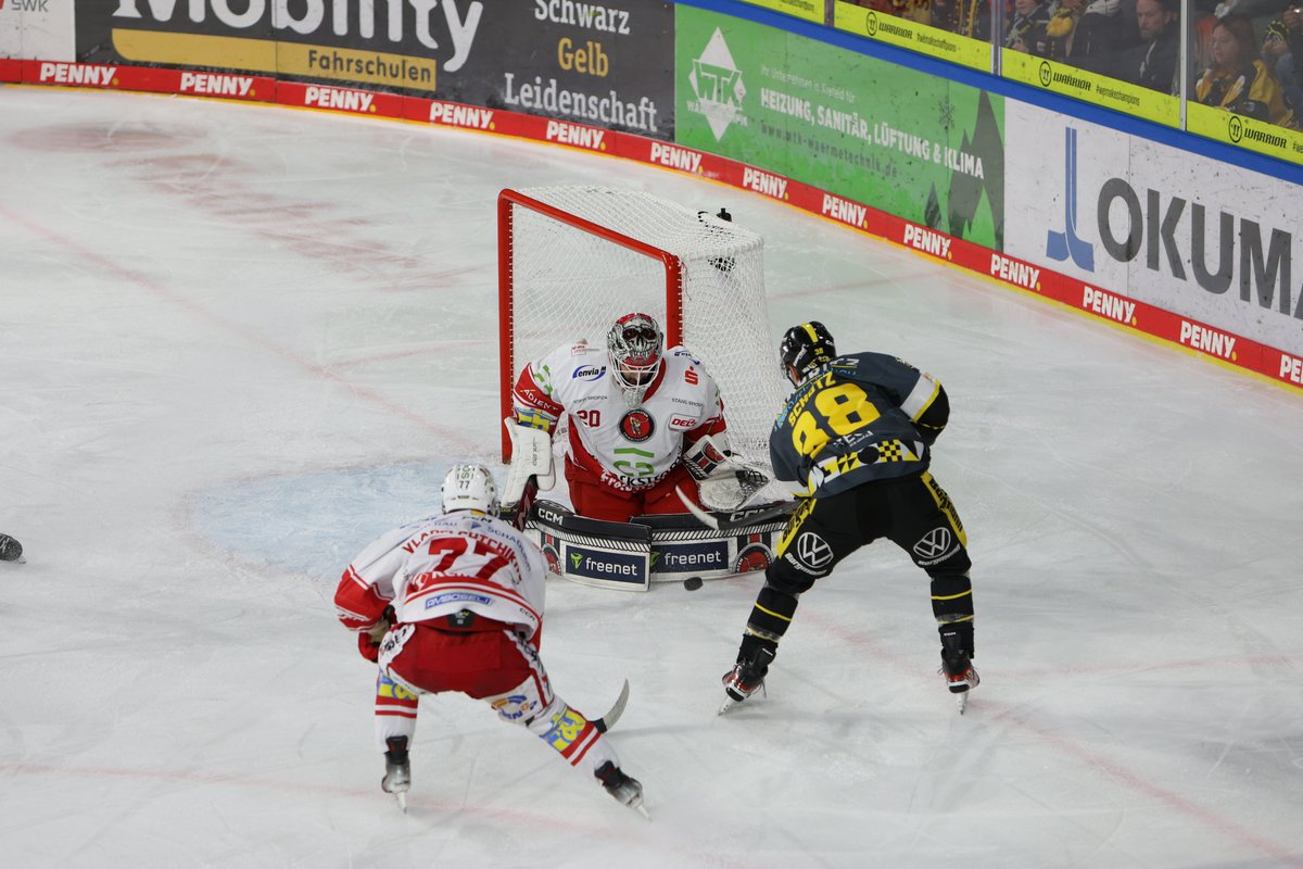 DEL2_News's tweet photo. Sieg in der Overtime: Die @eispiraten gewinnen mit 2:1 gegen die Krefeld Pinguine.
Foto: Sylvia Heimes #del2 #HerzblutEishockey #kevepc https://t.co/jI2HxE5t0D