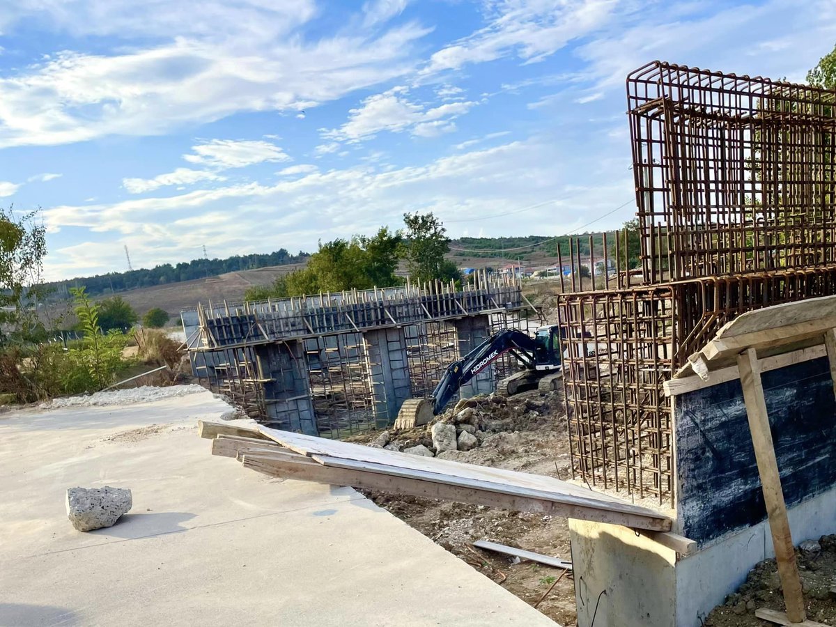 Lüleburgaz Deresi köprü İnşaatının olumlu olduğunu söyleyebilirim.
Köprülerden biri Saruhanlı, ikincisi Lüleburgaz Deresi üzerinde olacak.
Okul Bahçesi noktasından-Güney/ Batı yönündeki Lüleburgaz hapishane noktasına kadar olan bölümünün hızlı şekilde tamamlanması gerekmektedir.