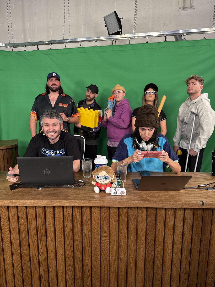 theh3podcast's tweet image. The H3 Boys Sleep Is Now Liveeeee!!!
- Gaming With The Boys🎮
- Destroying a Piñata 🍬
- Lego Building Competition 🟥
- Pizza Party 🍕

Watch here... youtube.com/live/0eJx1bu4R…