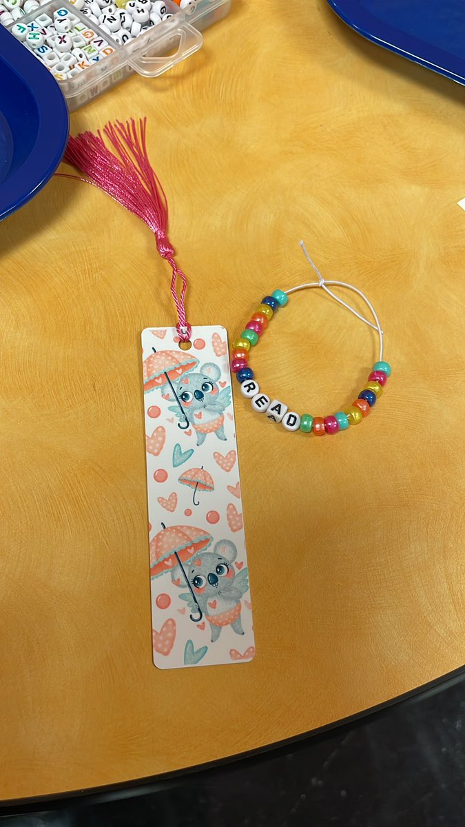 brownmslibrary's tweet image. Made a bracelet and a bookmark in the #MakerLabFiesta!  💕📚@esc1library #FMF24 #LEEResPODER