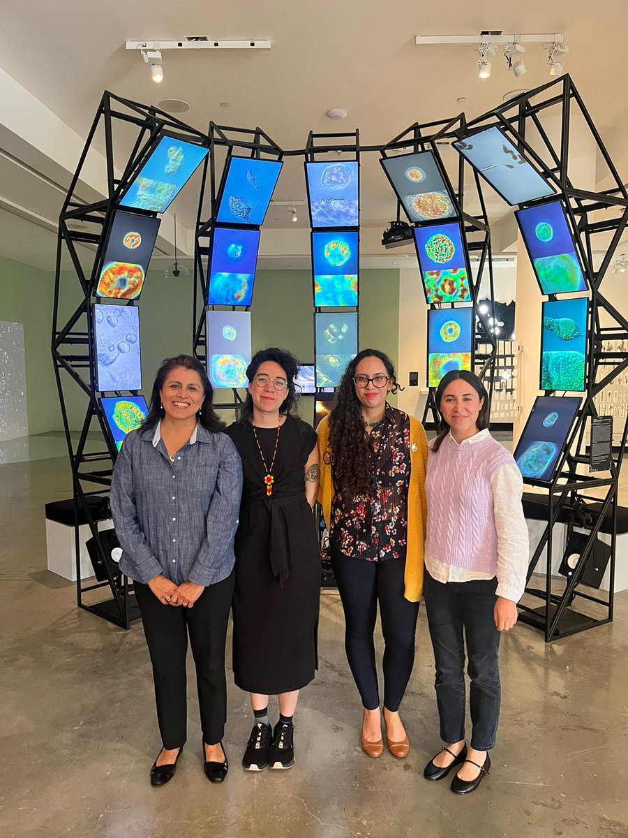 carlos_glezgtez's tweet photo. La agregada cultural de @ConsulMexLan, Aida Velasco (@Aidavepe1), visitó @CalArtsREDCAT, donde la curadora principal 🇲🇽 Daniela Lieja Quintanar le ofreció un tour de la actual exposición, la cual incluye "Interspecifics",  una exploración de la intersección ÷ arte y ciencia. 🦠 https://t.co/9G1jVRWB4P