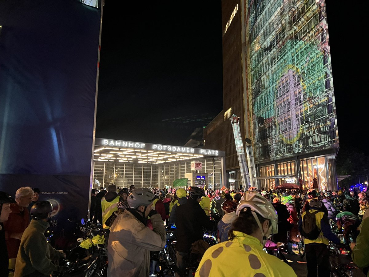 nerdbert's tweet photo. Wir haben es vielleicht ein wenig übertrieben zur #Lichterfahrt Danke an den @ADFC_Berlin für die gute Organisation! https://t.co/ztWgeURHGe