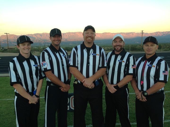 JavierJMorales's tweet photo. This picture is from longtime local high school football referee Joshua Waits.
Ten years ago this week, former @ArizonaFBall standout lineman Warner Smith (standing in the middle of this picture) worked his last game of his officiating career at his alma mater San Manuel. Smith was diagnosed with ALS shortly thereafter and passed away at age 44 in early 2018. Bless his soul. RIP, Warner, one of the great guys to come through Arizona's program.