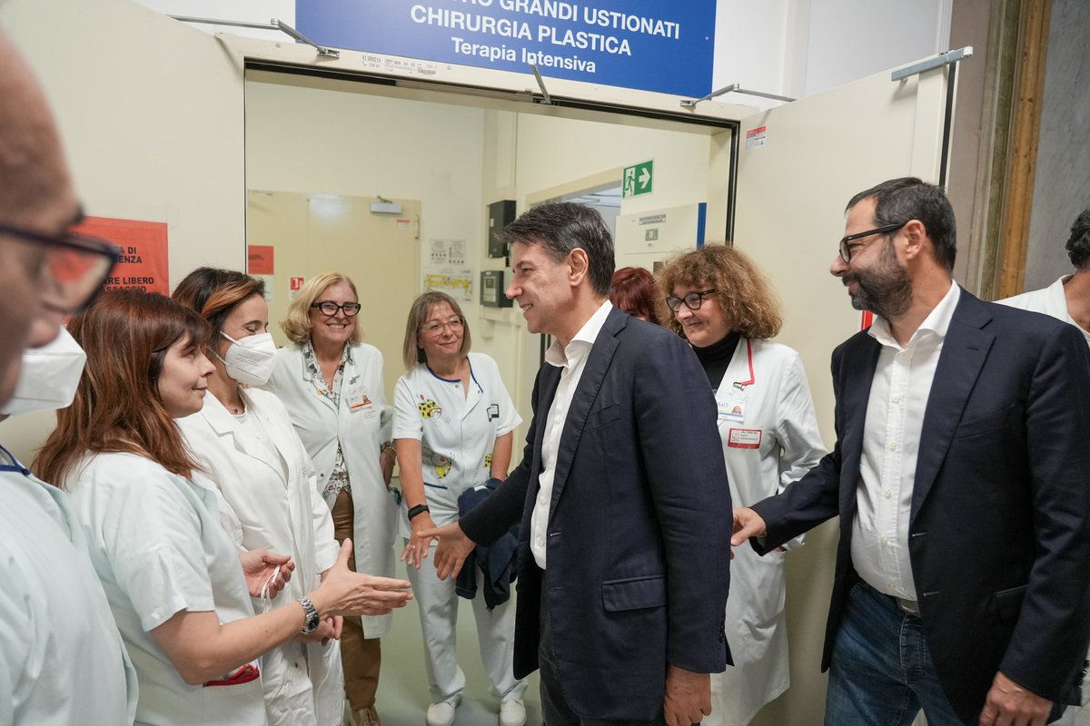 GiuseppeConteIT's tweet photo. Oggi non siamo andati su uno yacht per programmare qualche buon affare nell’interesse di qualche amico imprenditore per poi farci finanziare la campagna elettorale.

Non siamo certo andati, come ha fatto il candidato Bucci, in discoteca a fare eventi elettorali con Toti, fresco di sorrisi e di  patteggiamenti. 

Oggi a Genova, con i rappresentanti del M5S e con Andrea Orlando, siamo stati in mezzo alla gente, ad ascoltare i bisogni e le urgenze di semplici cittadini e di rappresentanti di associazioni e comitati. Siamo stati tra i cittadini che fanno file interminabili al pronto soccorso e tra i sanitari che si impegnano in turni estenuanti per curarli. Abbiamo parlato con chi aspetta opere infrastrutturali promesse da anni e non ancora realizzate, come lo scolmatore del Bisagno.

La Liguria ha bisogno di strappare le vecchie e indegne pagine di una politica dedita a curare gli affari di pochi imprenditori privilegiati. Scriviamo insieme un’altra storia rispetto a quella del sistema di Toti&Co. Il voto ci consente di scrivere pagine nuove nel segno della trasparenza e della legalità. Il voto ci consente il cambiamento per fare gli interessi di tutti, per non rimanere asserviti agli affari dei soliti noti.