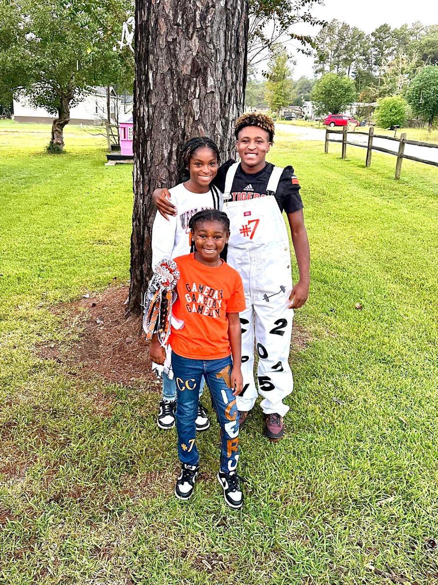 CarnellGilder's tweet photo. The Gilder Family is WS HOCO Ready!  Go Tigers! @CoreyRholcomb8 @KKsofast 

@WestSabineISD https://t.co/EWTSQZfJJO