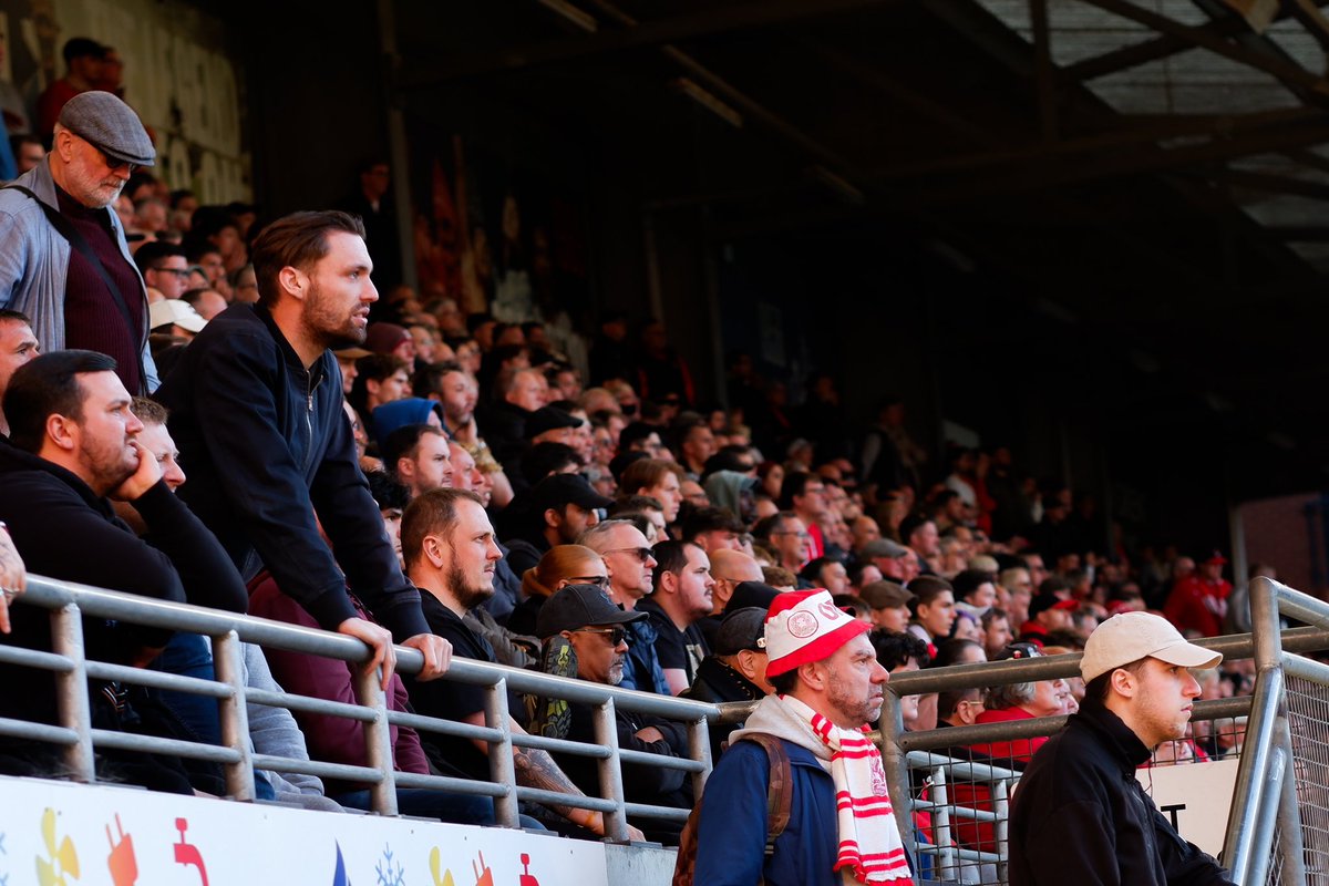 On était récemment du côté de l’est londonien, au Brisbane Road, pour assister au match entre <a href="/leytonorientfc/">Leyton Orient FC</a> et <a href="/Wrexham_AFC/">Wrexham AFC</a>.

Un vrai stade à l’anglaise : 4 tribunes et une ambiance 100% British comme seules les divisions inférieures savent offrir.

La suite en photos 🎞️