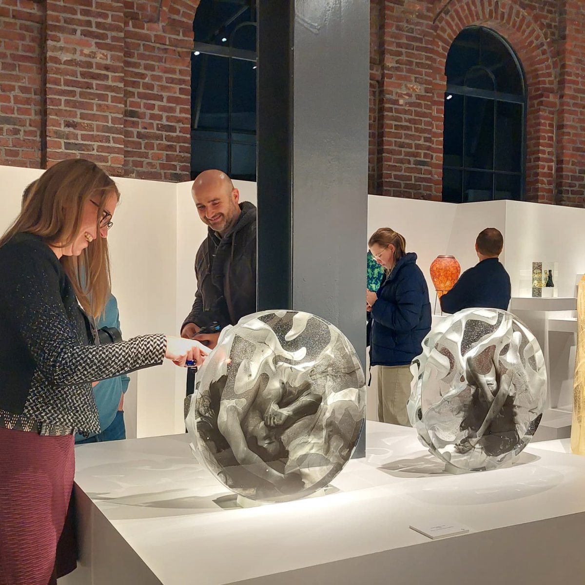 Le Musée du Verre François Décorchemont prête 3 œuvres de ses collections au Musée du verre de Charleroi pour son exposition sur les couples d'artistes-verriers. Une journée d'étude sur le même thème a précédé l'inauguration, à laquelle nous avons également participé.