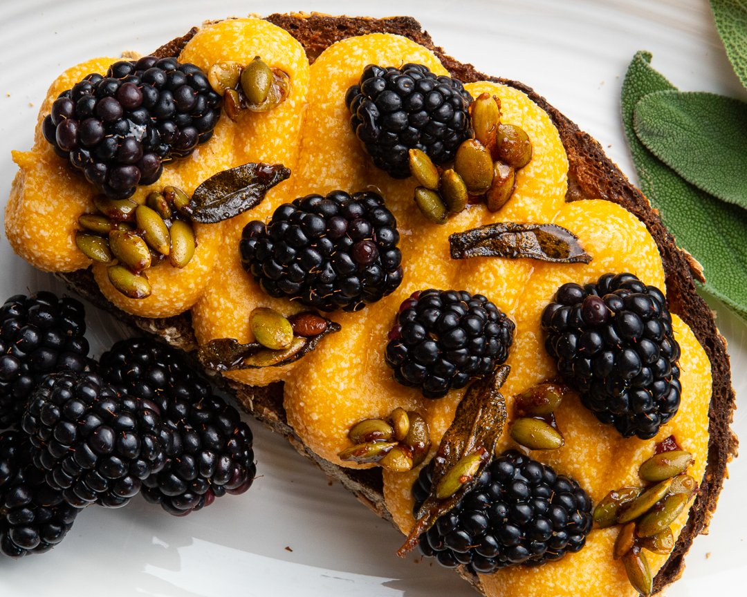 It’s officially pumpkin season, friends! The natural sweetness of Driscoll's blackberries complements nutty pumpkin to create a sophisticated bite in this Pumpkin Ricotta Toast. 💜🎃🍃

driscolls.com/recipes/blackb…