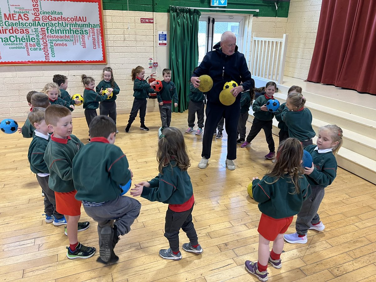 rangeibhlin1's tweet photo. Bainimid an-taitneamh go deo as ár seisiúin le Pat gach Aoine! Inniu bhí na páistí ag díriú ar scileanna liathróide ; ag breith, ag caitheamh agus ag preabadh. We have great fun with Pat! @nenagheireog @GaelscoilAU https://t.co/8R8FTOy5j4