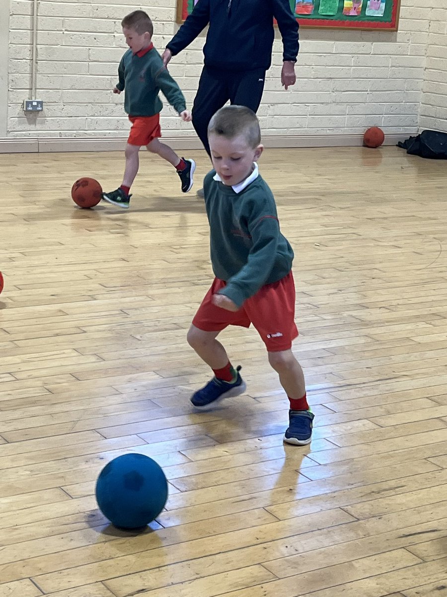rangeibhlin1's tweet photo. Bainimid an-taitneamh go deo as ár seisiúin le Pat gach Aoine! Inniu bhí na páistí ag díriú ar scileanna liathróide ; ag breith, ag caitheamh agus ag preabadh. We have great fun with Pat! @nenagheireog @GaelscoilAU https://t.co/8R8FTOy5j4