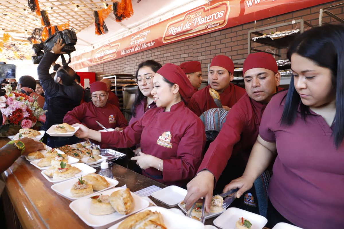 castillolyly's tweet image. Inauguran Festival Internacional del #Paste en Real del Monte
El gobernador @juliomenchaca_ , acompañado por la titular de @SECTURHidalgo  @LizQuintanarG  , el alcalde de #MineraldelMonte  @MundoTejeda, inauguró la16a edición, que se llevará a cabo de hoy al domingo 13.