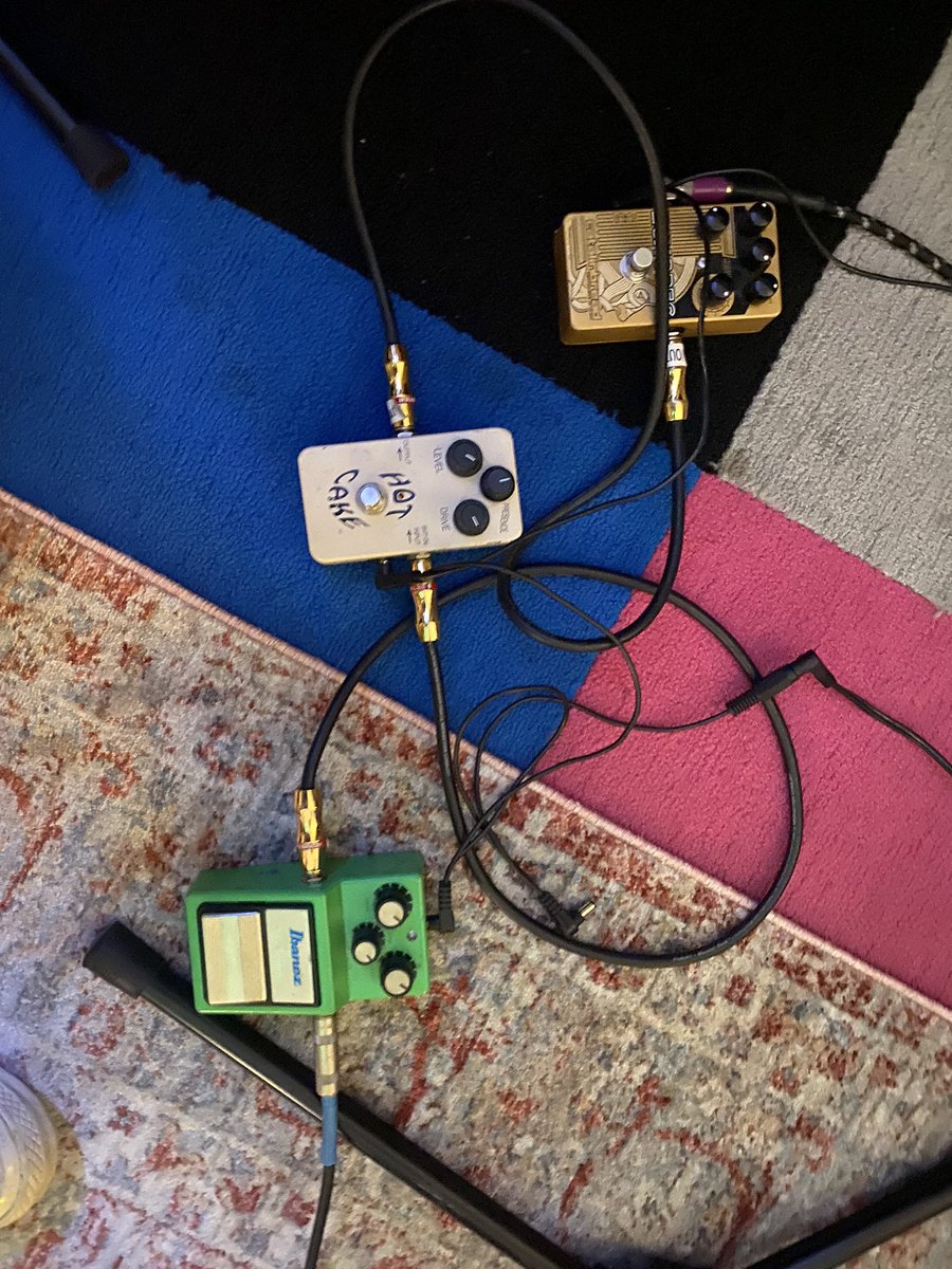 Ry’s ’pedal board’ for tomorrows show <a href="/IrvingPlaza/">Irving Plaza</a> with <a href="/YardActBand/">Yard Act</a>…
He thinks “pedals get in the way of the riffs” 😂
Onstage at 8pm so be early!
