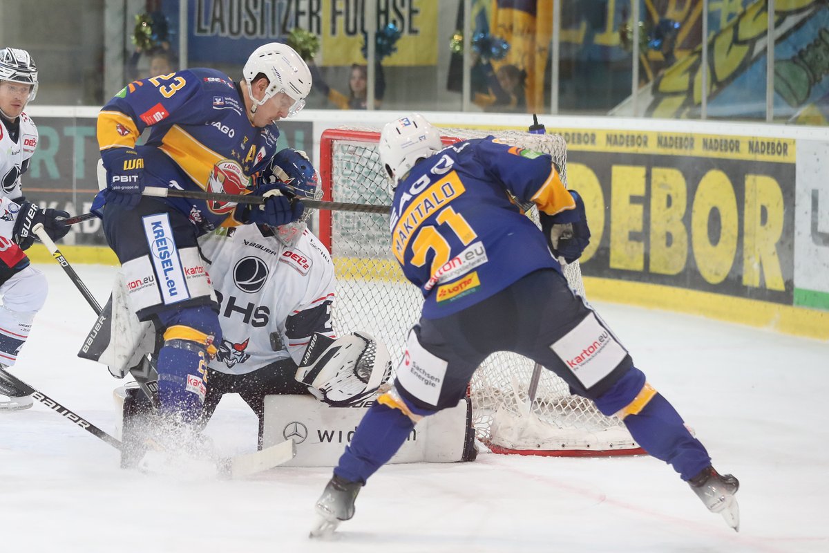 Dieser Sieg war wichtig! Die Lausitzer Füchse gewinnen gegen Weiden mit 4:0. Zwei Spielern gelingt ein Doppelpack. Jetzt kann das Derby gegen die Eislöwen Dresden am Sonntag kommen.

lr-online.de/nachrichten/re…