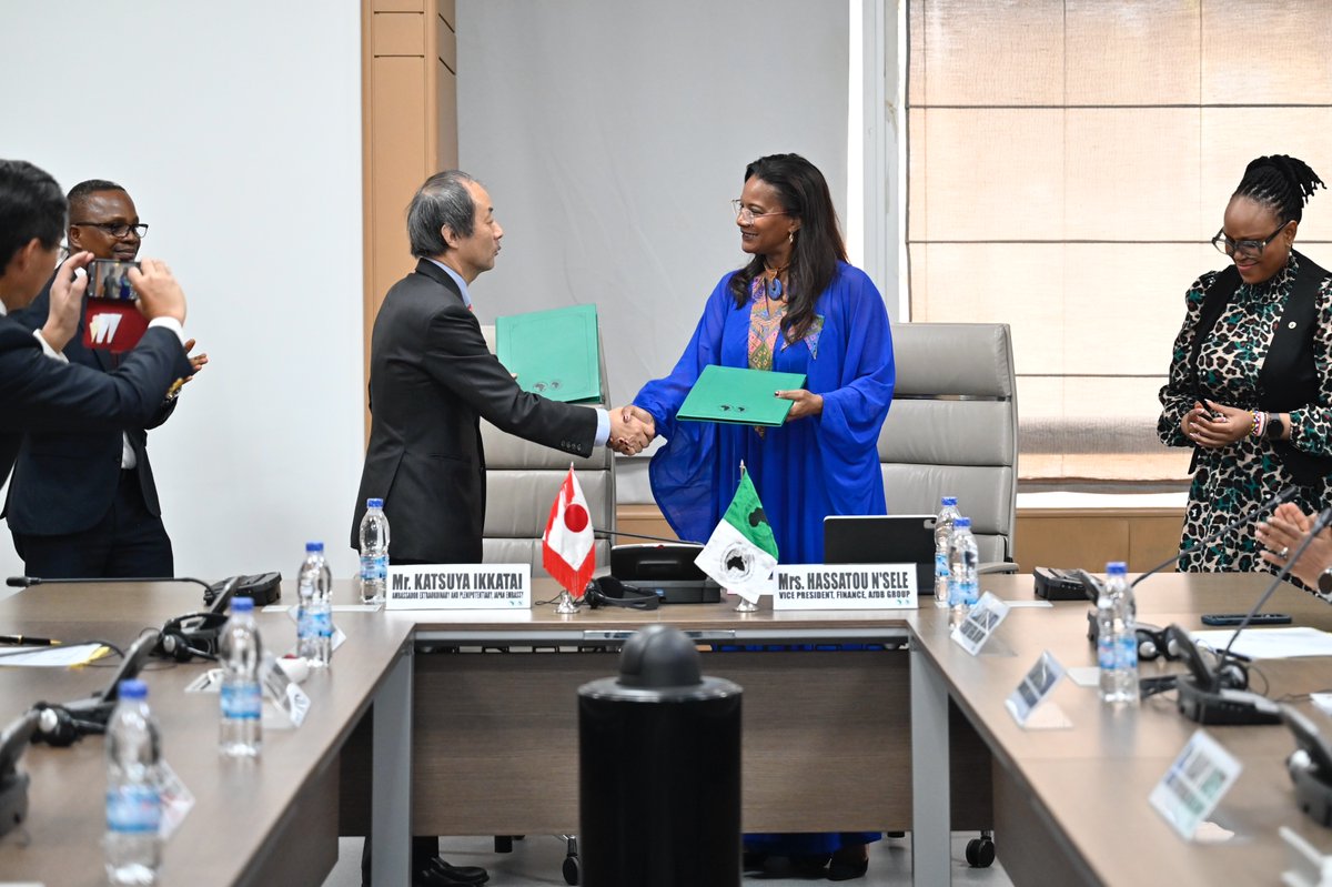 AfDB_Group's tweet image. The @JapanGov, represented by the Embassy of Japan in Côte d&apos;Ivoire, and the @AfDB_Group exchanged notes for the 16th replenishment of the #AfricanDevelopmentFund.

Bank Pres. @akin_adesina to sign the donor loan agreement in #Japan next week.