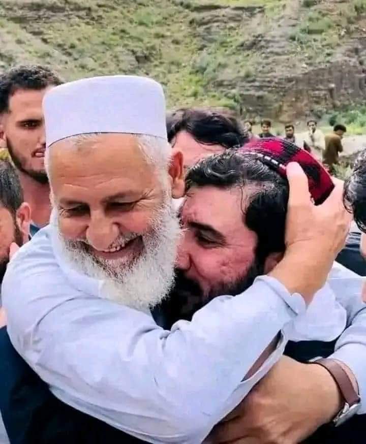 Mohmand_Design's tweet photo. پښتون قومي جرګه په دوران کې د ډېرو منافقانو، دښمنانو او ملګرو څېرې روښانه شوې، او تر ټولو ستر شخصیت ملک نصیر کوکی خیل مخې ته راغی. هغه د ریاستي ظلم په وړاندې لکه دیوال ودرېد.

ژوندی دې وي ملک نصیر! ❤️❤️❤️

#PashtunNationalCourt11October 
#جرګه_د_پښتنو_دود https://t.co/vCa3CWV9T9