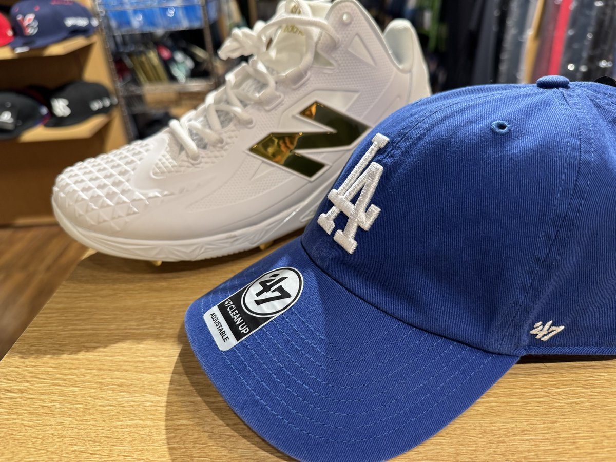 10/12 11時〜19時までの営業です！

ドジャースvsパドレス
アツい日本人投手対決が繰り広げられています🔥

そして本日からクライマックスシリーズも始まります🔥（松尾はユニフォームで出勤しているとか…？）

NB大谷選手スパイクがまた売れ出してます。
sportsmario.net/c/baseball/h07…

#下北沢