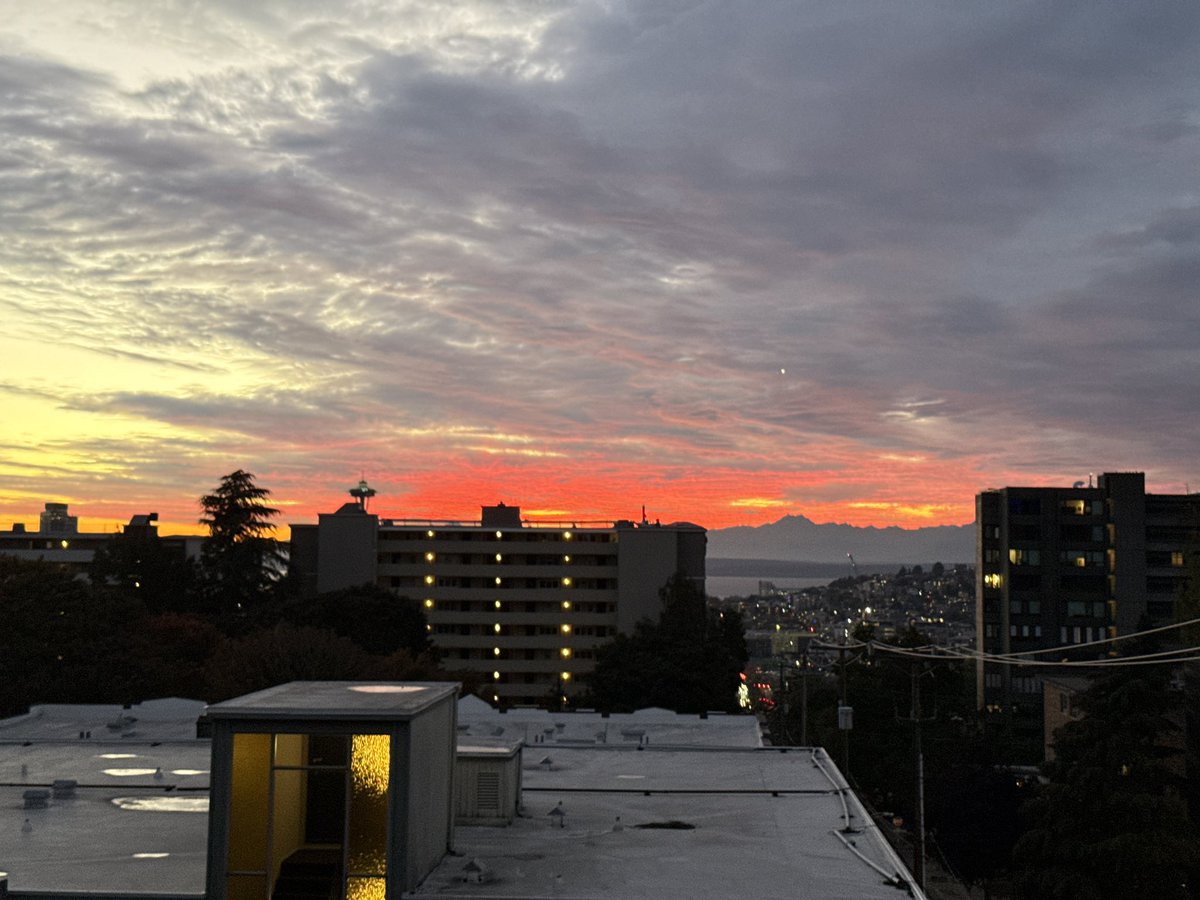 Seattle sunset 10/11 <a href="/KSeattleWeather/">Seattle Weather Blog</a> <a href="/NWSSeattle/">NWS Seattle</a>