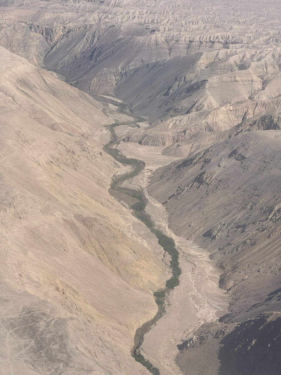 bucciancapi's tweet photo. Chile, locked in between the Andes and the Pacific. https://t.co/XbgEQ3hWpz