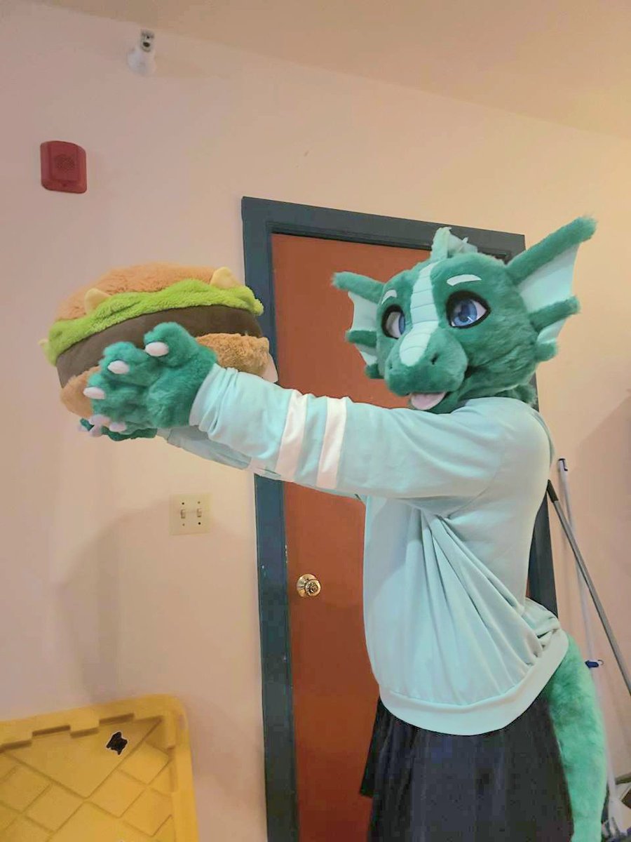Naomi_Sutsu's tweet photo. A little while ago, i got to try out my bestie's fursuit 🩵
One of the best experiences I've had regarding fursuits, and im looking so forward to get one myself that i can identify with 🩵 (⁠๑⁠♡⁠⌓⁠♡⁠๑⁠)

#: fursuit, dragon, cheeseburger https://t.co/UsYE34xM8v