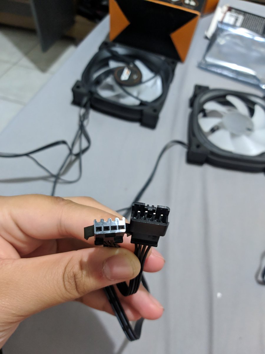 alguém me ajuda com isso? entendi nada dessas conexões e nem sei se é possível fazer dar certo. Achei que viriam dois cabos em cada fan, 3pin e pwm.