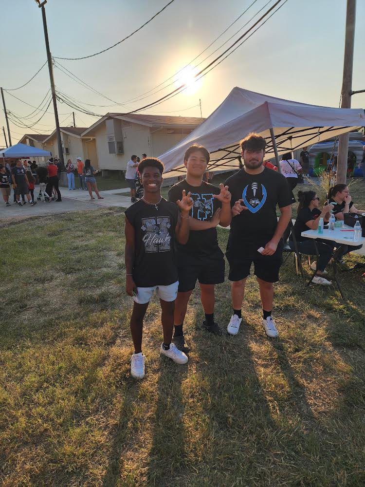 What do our Harlan Football players do on their evening off? Volunteer at an  elementary school during their family festival.  Proud of our young men!! <a href="/HarlanHawks_FB/">Harlan Hawk Football</a> <a href="/NISDHarlan/">Harlan High School</a> <a href="/NISD_Athletics/">NISD_Athletics</a> <a href="/HawksPrideSA/">Hawks Pride Sports Association</a>