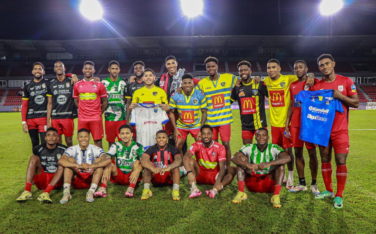 fernandopalomo's tweet photo. Gran iniciativa de la LPF en Panamá. Los seleccionados posando con la camiseta de los clubes en los que surgieron como futbolistas. https://t.co/gPI1w4W5xv