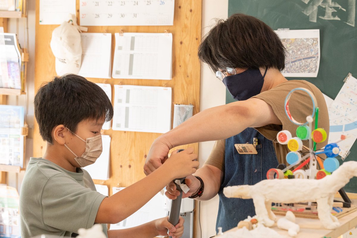 #上大岡で黄金町バザール
〜10/16(水)まで

本日は京急百貨店にてワークショップ開催🥳
※参加無料

⏰12:00〜14:00
「その場で肖像画を描いてもらおう！」
⏰14:30〜/15:30〜
「カクカクのオブジェ制作」

明日はアートグッズ販売会があります🎁
週末はぜひ京急百貨店へ！

🔗koganecho.net/event/kamiooka…