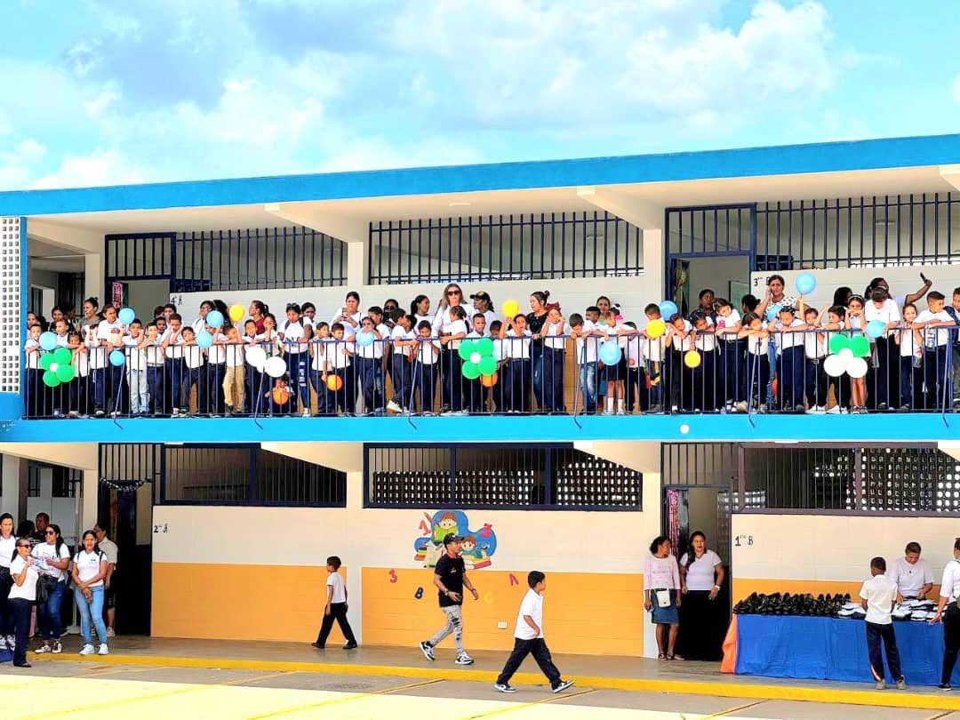 Entregamos rehabilitado el Grupo Escolar Félix Antonio Saa en Tucupido en el municipio José Félix Ribas. Estamos emocionados de presentarles la nueva cara de esta institución, gracias al gran esfuerzo y al trabajo en conjunto con nuestro Presidente @nicolasmaduro.