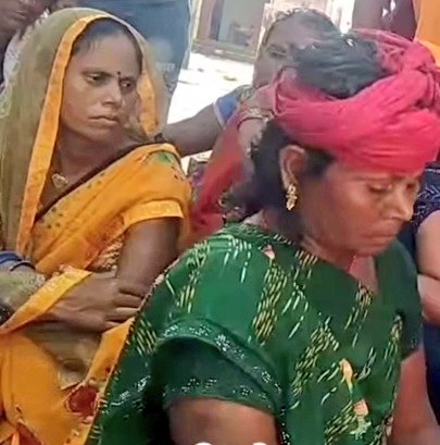 अनुसूचित जाति (SC वर्ग) की लड़की की नवाब अली के घर मे लटकती मिली लाश.

परिजनों का आरोप- "घर से उठा कर ले गए और मार कर टांग दिया बिटिया को.. हमारी इज्जत भी कर दी नीलाम"

कौशर अली सहित कई अन्य पर कत्ल का आरोप.

हालांकि प्रथम दृष्ट्या <a href="/siddharthnagpol/">Siddharthnagar Police</a> मान रही आत्महत्या. P/s चिल्हिया
